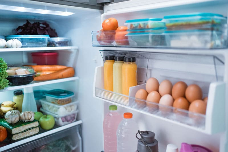 aliments placés par zones dans un frigo 