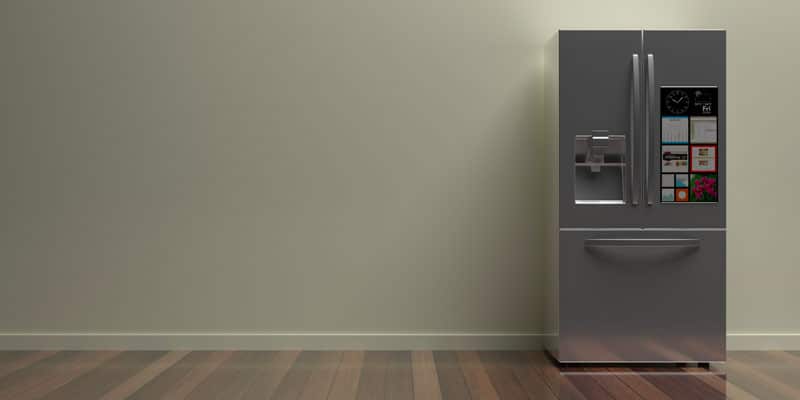 réfrigérateur américain installé dans une pièce