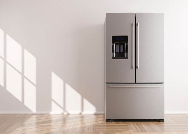 réfrigérateur double porte positionné dans une pièce