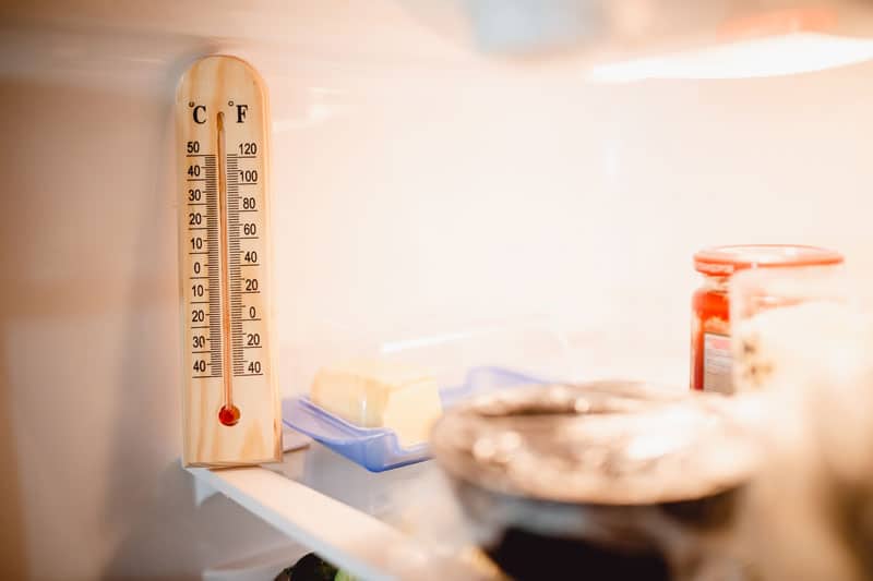 thermomètre placé à l'intérieur d'un frigo pour voir la température