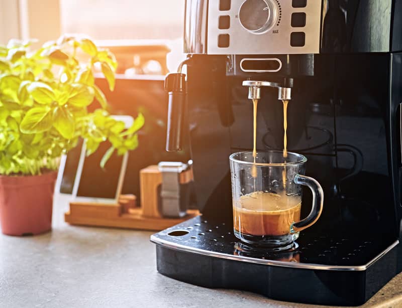 Zoom sur une machine à café et une tasse